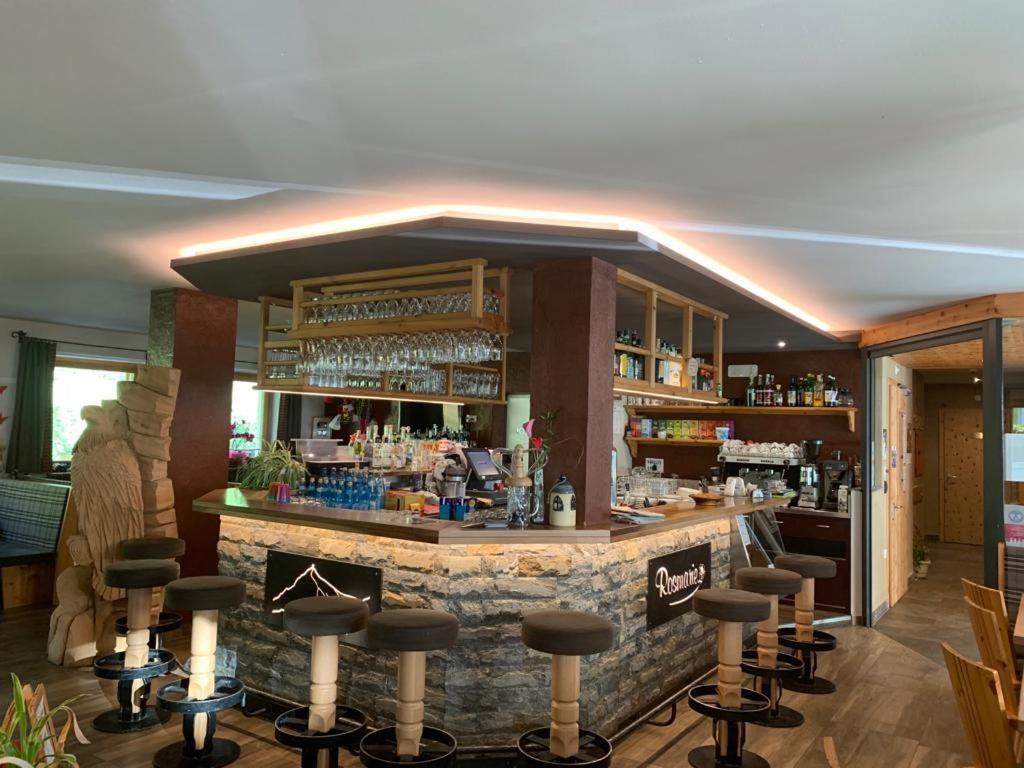 Hotel Restaurant Rosmarie Pfelders Exterior photo